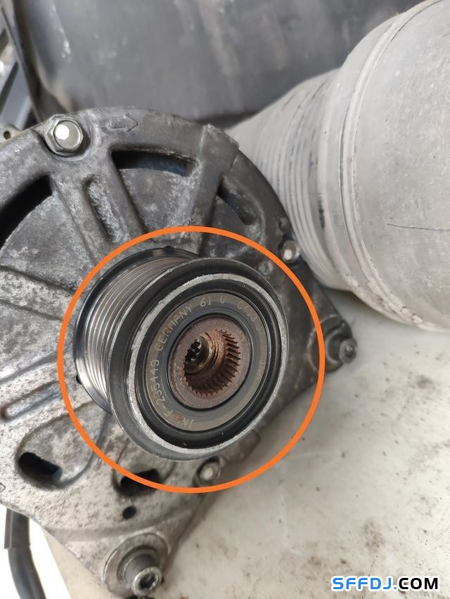 30萬公里的大眾輝騰發(fā)電機(jī)損壞，維修師傅：拆到懷疑人生