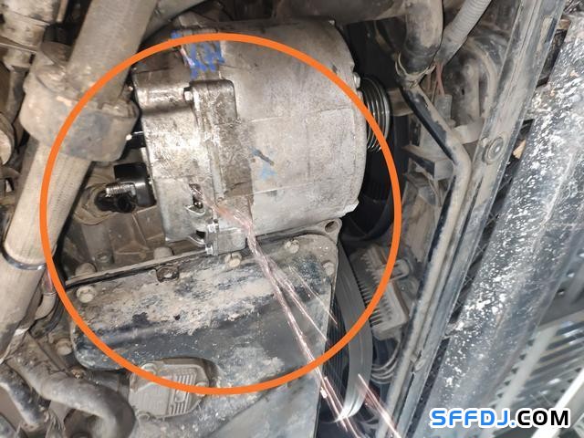 30萬公里的大眾輝騰發(fā)電機(jī)損壞，維修師傅：拆到懷疑人生