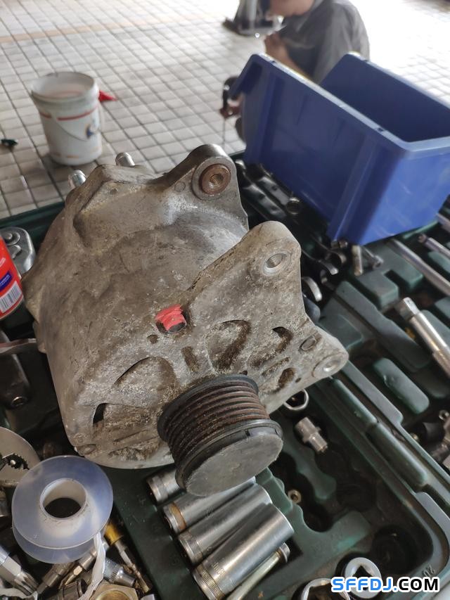 30萬公里的大眾輝騰發(fā)電機(jī)損壞，維修師傅：拆到懷疑人生