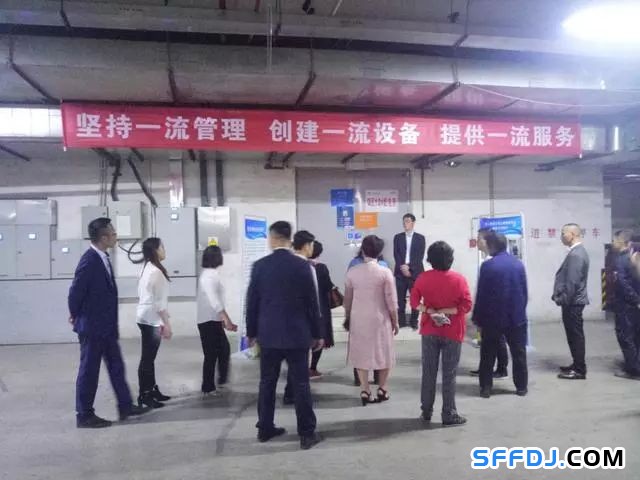 花果園物業(yè)開展"設(shè)備機房開放日"活動: 業(yè)主走進"機房重地"