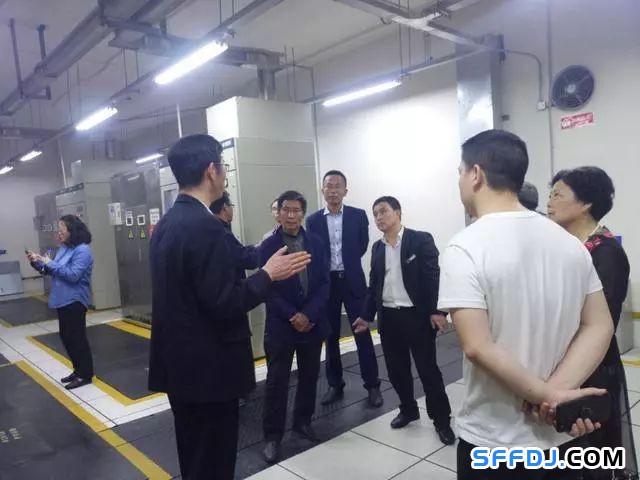 花果園物業(yè)開展"設(shè)備機房開放日"活動: 業(yè)主走進"機房重地"