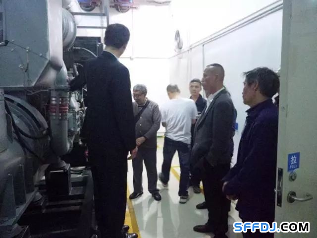 花果園物業(yè)開展"設(shè)備機房開放日"活動: 業(yè)主走進"機房重地"