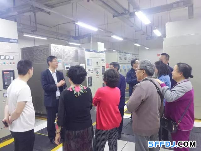 花果園物業(yè)開展"設(shè)備機房開放日"活動: 業(yè)主走進"機房重地"