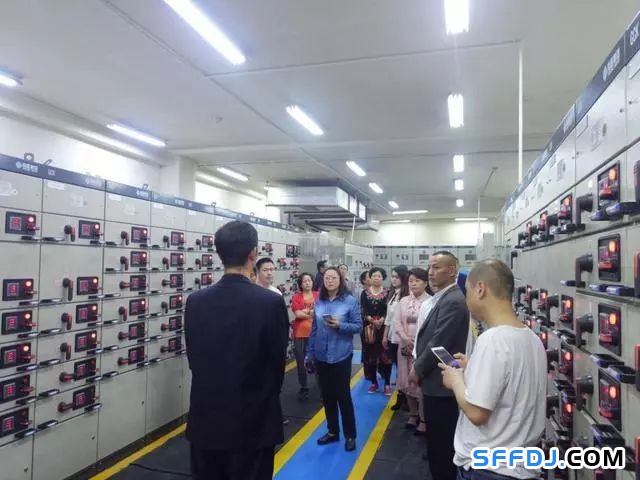 花果園物業(yè)開展"設(shè)備機房開放日"活動: 業(yè)主走進"機房重地"