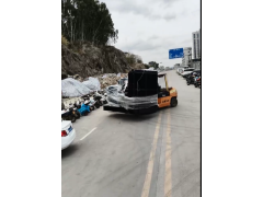 800千瓦柴油發(fā)電機(jī)組到達(dá)福建卸車