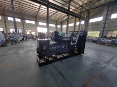 上柴動力350千瓦柴油發(fā)電機組柴油機型號SC13E550D2配套悅成無刷全銅發(fā)電機，自動自保護(hù)控制器