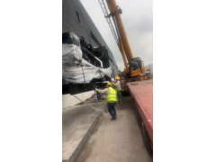 上柴動(dòng)力800KW柴油發(fā)電機(jī)組到達(dá)成都客戶工廠卸貨中